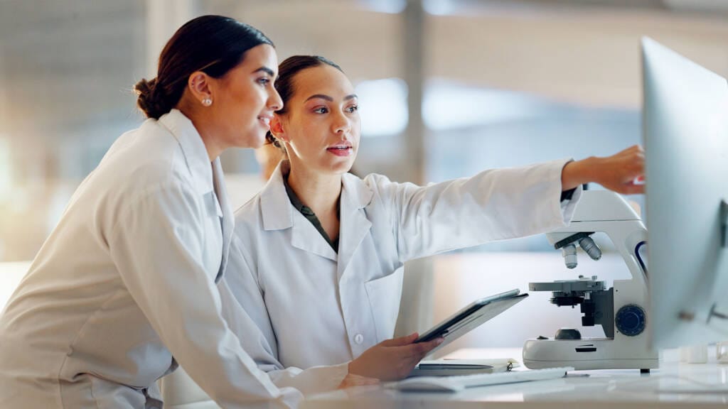 Two scientists collaborating using a modern LIMS software.